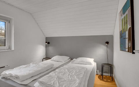 Tara - 1Km from the Sea: Væg, Soveværelse, Træ, Seng, Loft, Sengetøj, Etage, Sengetøj, Gulvbelægning, Indretning