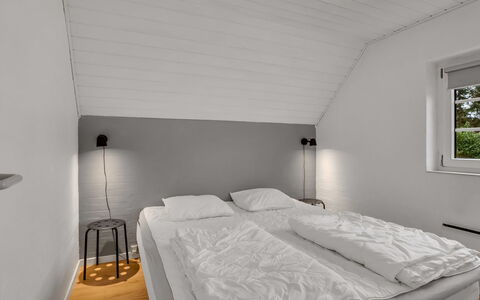 Tara - 1Km from the Sea: Træ, Soveværelse, Seng, Etage, Gulvbelægning, Loft, Indretning, Sengetøj, Sengetøj, Bed Frame