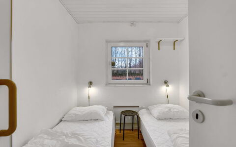 Tara - 1Km from the Sea: Væg, Loft, Soveværelse, Bed Frame, Dagslys, Lysarmatur, Sengetøj, Seng, Sovesal