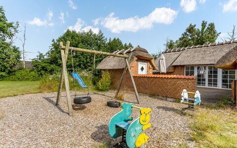 Tara - 1Km from the Sea: Sommerhus, Tag, Have, Tækning, Backyard, Gård, Skygge, Lawn, Landscaping, Garden Bygninger