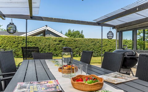 Anabel - 600M from the Sea: Træ, Hjem, Veranda, Dæk, Hårdttræ, Tag, Bejdse, Trægulve, Eco Hotel