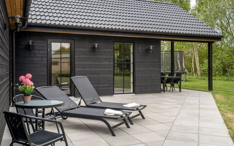 Osa - from the Sea: Græs, Græs-, Land Lot, Sommerhus, Landdistrikt, Eng, Garden Bygninger, Have, Skur