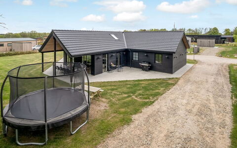Osa - from the Sea: Græs, Græs-, Land Lot, Sommerhus, Landdistrikt, Eng, Garden Bygninger, Have, Skur