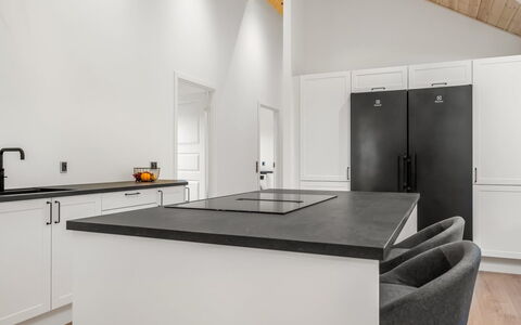 Osa - from the Sea: Køkken, Gulvbelægning, Indretning, Countertop, Træ, Møbel, Cabinetry, Etage, Loft, Køkken Apparat