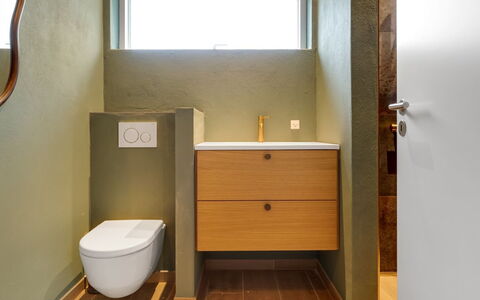 Vilppu - 900M from the Sea: Badeværelse, Sanitærarmatur, Væg, Gulvbelægning, Badeværelsesvask, Indretning, Etage, Badeværelsesskab, Toilet, Håndvask