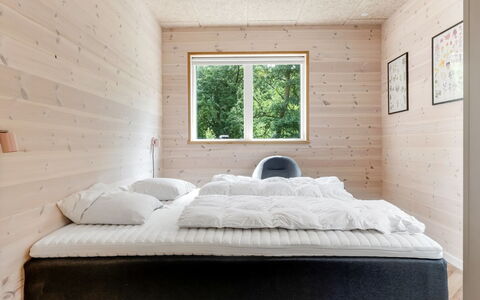 Vilppu - 900M from the Sea: Træ, Soveværelse, Loft, Bed Frame, Seng, Sengetøj, Sengetøj, Hårdttræ, Værelse, Planke