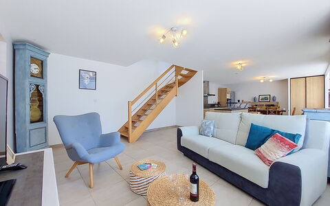 Kerdro: Møbel, Indretning, Gulvbelægning, Couch, Etage, Træ, Stue, Værelse, Loft, Bord