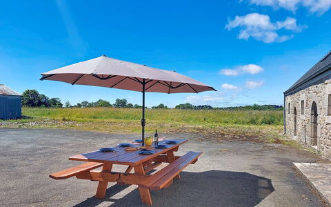 Kerdro: Himmel, Tag, Udendørs Møbler, Sommerhus, Udendørs Bord, Picnic Bord, Skygge, Estate, Lawn, Stuehus