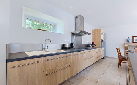 Kerdro: Countertop, Gulvbelægning, Køkken, Indretning, Cabinetry, Træ, Etage, Møbel, Sanitærarmatur, Køkken Apparat