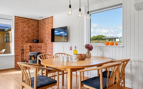 Lillan - from the Sea: Indretning, Møbel, Træ, Gulvbelægning, Loft, Spisestue, Etage, Bord, Køkken & Spisebord, Stol