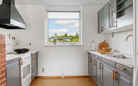 Lillan - from the Sea: Køkken, Træ, Køkken Apparat, Indretning, Gulvbelægning, Countertop, Større Bandage, Loft, Husholdningsapparat, Køkkenvask
