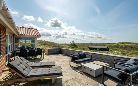 Ema - 500M from the Sea: Boligområde, Busk, Hus, Hjem, Have, Estate, Skygge, Landscaping, Lawn