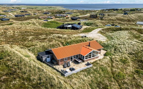 Ema - 500M from the Sea: Boligområde, Busk, Hus, Hjem, Have, Estate, Skygge, Landscaping, Lawn