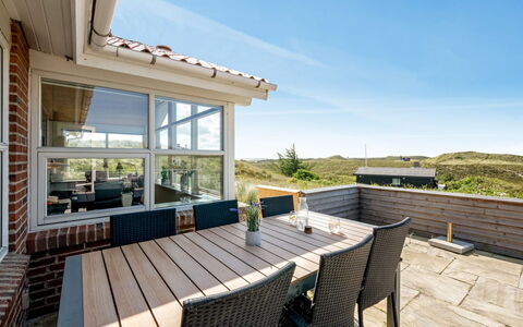 Ema - 500M from the Sea: Boligområde, Busk, Hus, Hjem, Have, Estate, Skygge, Landscaping, Lawn