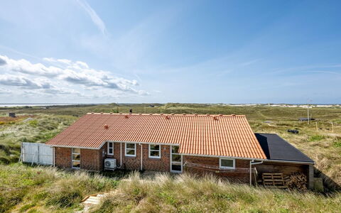 Ema - 500M from the Sea: Boligområde, Busk, Hus, Hjem, Have, Estate, Skygge, Landscaping, Lawn