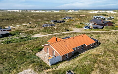 Ema - 500M from the Sea: Boligområde, Busk, Hus, Hjem, Have, Estate, Skygge, Landscaping, Lawn