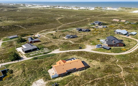 Ema - 500M from the Sea: Boligområde, Busk, Hus, Hjem, Have, Estate, Skygge, Landscaping, Lawn