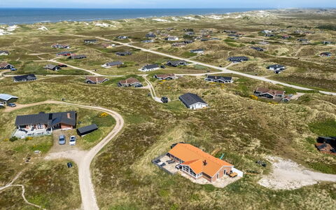 Ema - 500M from the Sea: Boligområde, Busk, Hus, Hjem, Have, Estate, Skygge, Landscaping, Lawn
