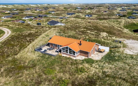 Ema - 500M from the Sea: Boligområde, Busk, Hus, Hjem, Have, Estate, Skygge, Landscaping, Lawn