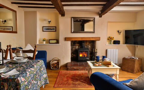 The Cottage at Greystoke: Møbel, Væg, Indretning, Træ, Værelse, Belysning, Couch, Gulvbelægning, Stue, Billedramme