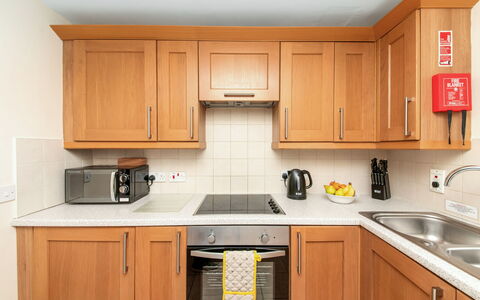 Swaledale Hall Cottage: Skygge, Bjergkæde, Udendørs Struktur, Eco Hotel, Dæk, Udendørs Møbler, Have, Stol, Landscaping, Hårdttræ