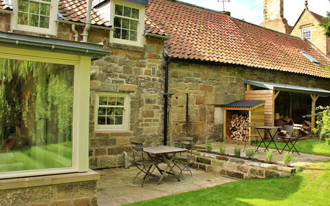 Ingleby Manor - Manor Cottage: Skygge, Bjergkæde, Udendørs Struktur, Eco Hotel, Dæk, Udendørs Møbler, Have, Stol, Landscaping, Hårdttræ