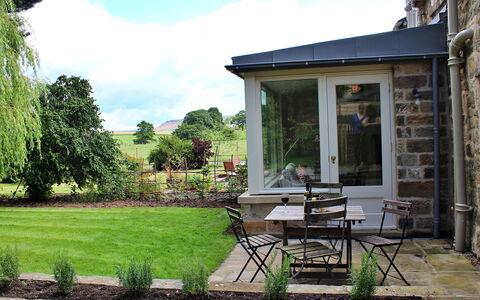 Ingleby Manor - Manor Cottage: Skygge, Bjergkæde, Udendørs Struktur, Eco Hotel, Dæk, Udendørs Møbler, Have, Stol, Landscaping, Hårdttræ