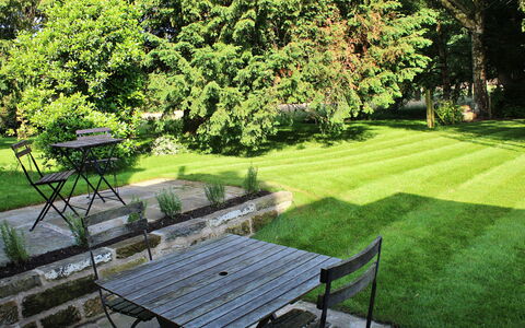 Ingleby Manor - Manor Cottage: Skygge, Bjergkæde, Udendørs Struktur, Eco Hotel, Dæk, Udendørs Møbler, Have, Stol, Landscaping, Hårdttræ