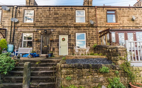 Tring-On-Tor: Dæk, Skygge, Hårdttræ, Udendørs Møbler, Altan, Planke, Eco Hotel, Svømmepøl, Trægulve, Udvej