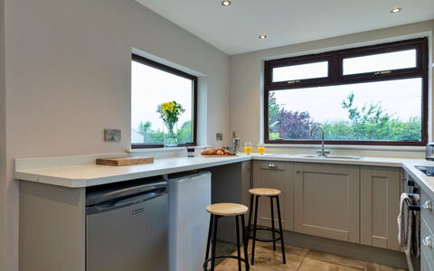 Kingsley Hollows Cottage: Køkken, Køkken Apparat, Countertop, Indretning, Møbel, Cabinetry, Gulvbelægning, Træ, Husholdningsapparat, Større Bandage