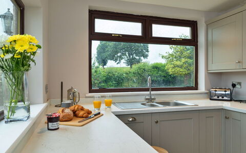 Kingsley Hollows Cottage: Indretning, Countertop, Køkken, Træ, Køkken Apparat, Cabinetry, Møbel, Gulvbelægning, Hjem, Loft