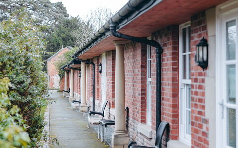 Netley Hall - Poppy: Dæk, Skygge, Hårdttræ, Udendørs Møbler, Altan, Planke, Eco Hotel, Svømmepøl, Trægulve, Udvej