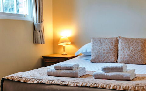 Netley Hall - Jasmine: Dæk, Skygge, Hårdttræ, Udendørs Møbler, Altan, Planke, Eco Hotel, Svømmepøl, Trægulve, Udvej