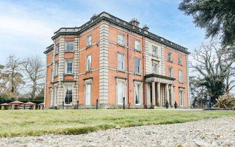 Netley Hall - Thyme: Dæk, Skygge, Hårdttræ, Udendørs Møbler, Altan, Planke, Eco Hotel, Svømmepøl, Trægulve, Udvej