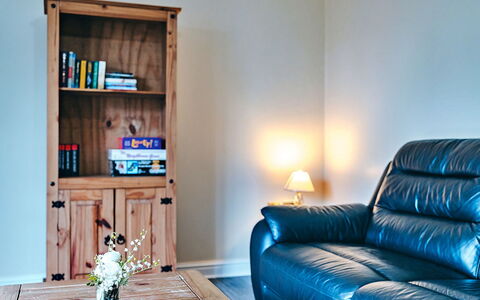 Honeysuckle Country Cottage: Dæk, Skygge, Hårdttræ, Udendørs Møbler, Altan, Planke, Eco Hotel, Svømmepøl, Trægulve, Udvej