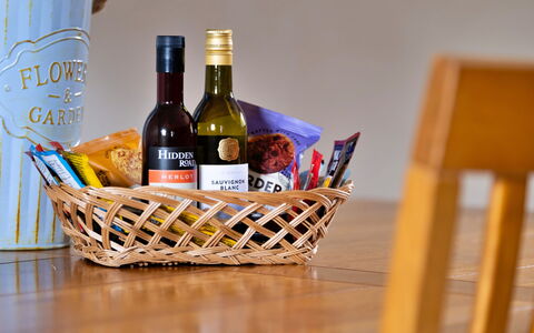 The Grove Annexe: Flaske, Kurv, Wicker, Glas Flaske, Mad, Vin, Vinflaske, Serveware