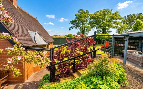 The Grove Annexe: Busk, Have, Hegn, Landscaping, Skygge, Gård, Botanisk Have, Home Fencing, Backyard, Walkway