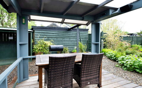 The Grove Annexe: Møbel, Udendørs Møbler, Bord, Stol, Skygge, Udendørs Bord, Veranda, Have, Udendørs Struktur, Backyard