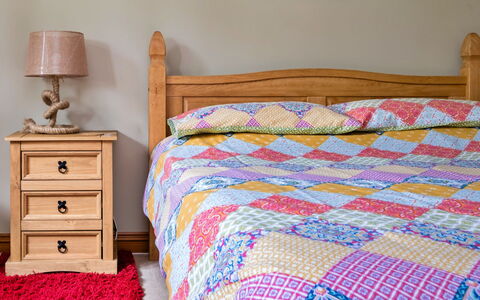 The Grove Annexe: Seng, Møbel, Soveværelse, Sengetøj, Sengetøj, Sengetøj, Træ, Textile, Etage, Bed Frame
