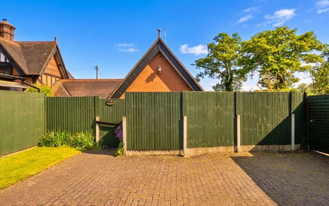 The Grove Annexe: Tag, Sommerhus, Port, Have, Hegn, Landscaping, Estate, Indkørsel, Home Fencing, Lawn
