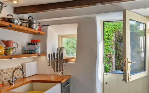 Cornwall Old Stone Cottage: Træ, Møbel, Hjem, Indretning, Hus, Countertop, Gulvbelægning, Sanitærarmatur, Værelse, Køkken