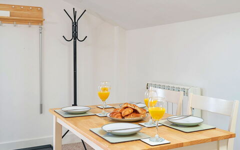 Stable Barn Apartment at Bodmin Moor: Møbel, Indretning, Træ, Gulvbelægning, Bord, Køkken & Spisebord, Etage, Spisestue, Stol, Belysning