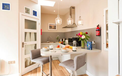 The Hideaway: Møbel, Indretning, Gulvbelægning, Væg, Stol, Køkken, Etage, Træ, Countertop, Lysarmatur