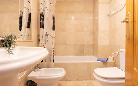 Salou 215: Badeværelse, Sanitærarmatur, Gulvbelægning, Toiletbræt, Etage, Indretning, Toilet, Badekar, Vvs, Tap