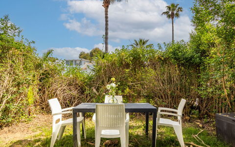 Salou 215: Møbel, Stol, Udendørs Møbler, Skygge, Udendørs Bord, Eco Hotel, Have, Landscaping, Gård, Køkken & Spisebord