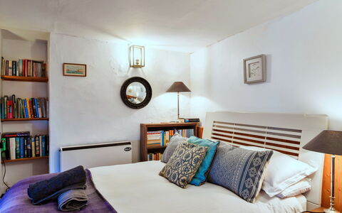 April Cottage: Seng, Møbel, Sengetøj, Indretning, Soveværelse, Sengetøj, Væg, Værelse, Sengetøj, Etage