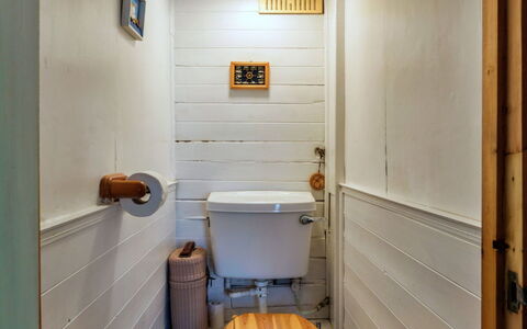 April Cottage: Toiletbræt, Toilet, Træ, Badeværelse, Gulvbelægning, Sanitærarmatur, Etage, Indretning, Vvs, Flise