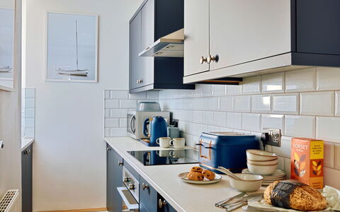 Centre View: Køkken, Indretning, Køkken Apparat, Countertop, Cabinetry, Større Bandage, Gulvbelægning, Husholdningsapparat, Møbel, Etage