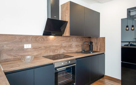 L&L: Countertop, Køkken, Cabinetry, Køkken Apparat, Indretning, Gulvbelægning, Træ, Møbel, Større Bandage, Husholdningsapparat