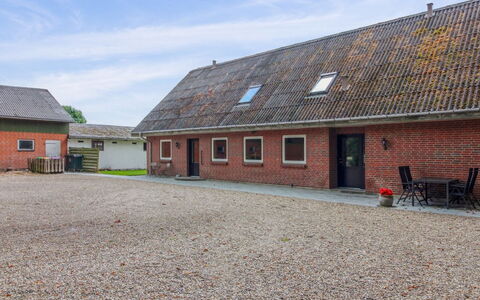 Drine - 19Km from the Sea: Træ, Gulvbelægning, Indretning, Etage, Møbel, Trægulve, Værelse, Loft, Bejdse, Hårdttræ